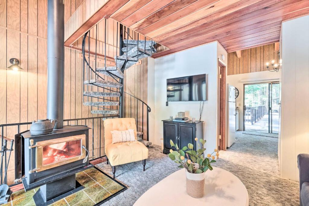 Pinecrest Retreat with Lake Access and Fireplace! - main image