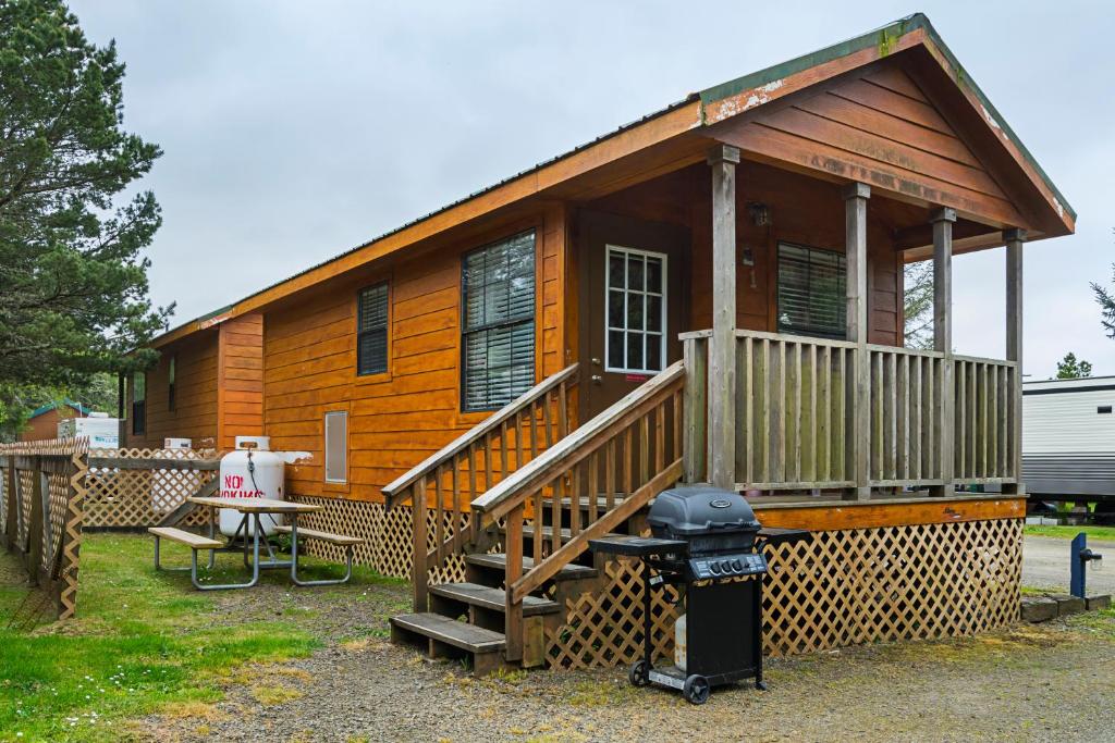 Long Beach Camping Resort Cabin 2 - image 3