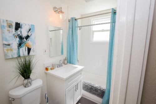 Close to Downtown and Beach - King Bed - Fast WiFi - Free Parking - image 4