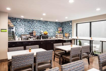 La Quinta Inn and Suites by Wyndham Long Island City - image 3