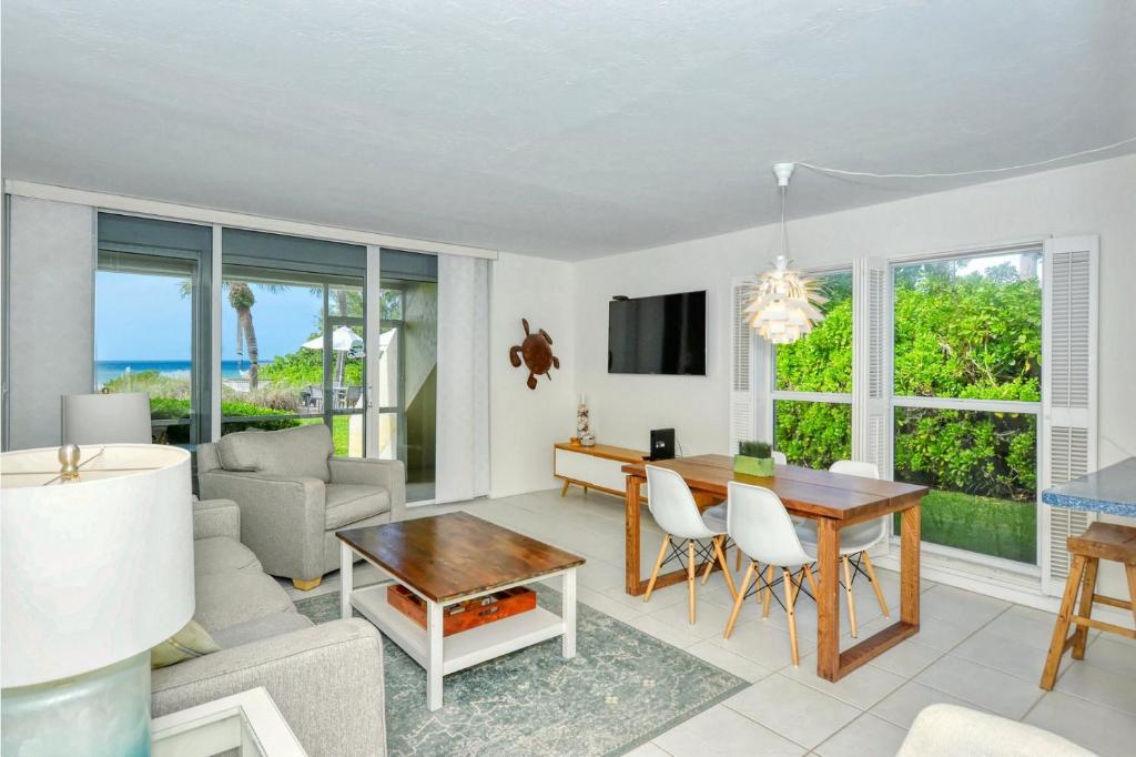 LaPlaya 101A Step out to the beach from your screened lanai Light and bright end unit - main image