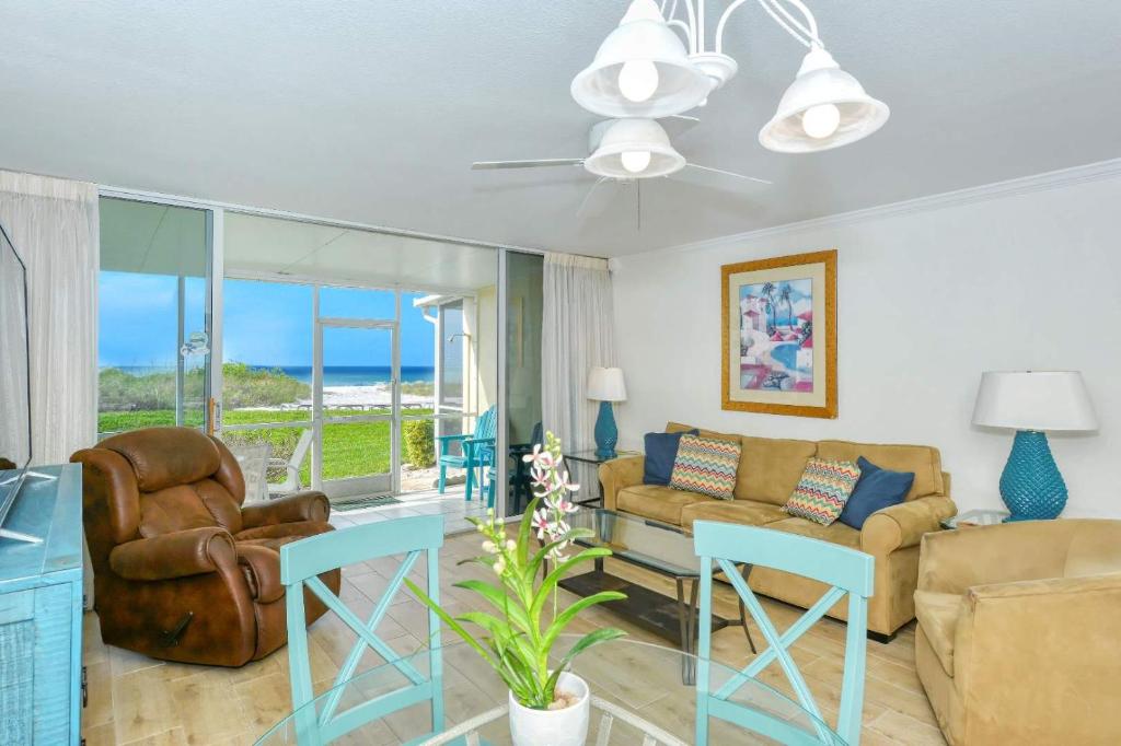 LaPlaya 109A Enjoy the balmy Gulf breezes in this corner end unit right on the beach - image 2