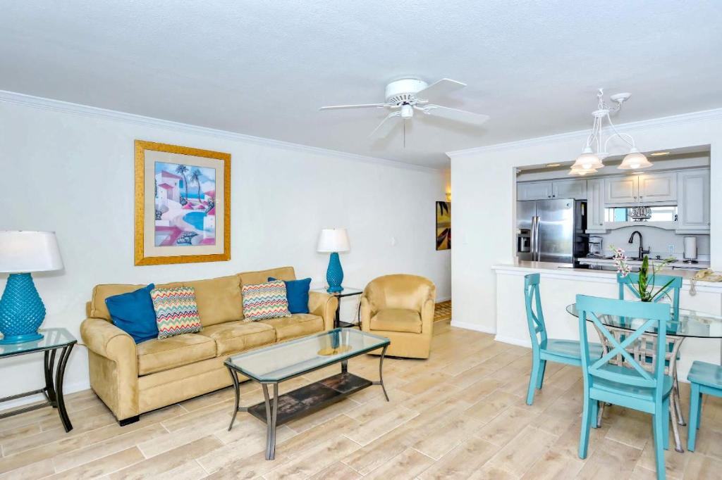 LaPlaya 109A Enjoy the balmy Gulf breezes in this corner end unit right on the beach - image 3