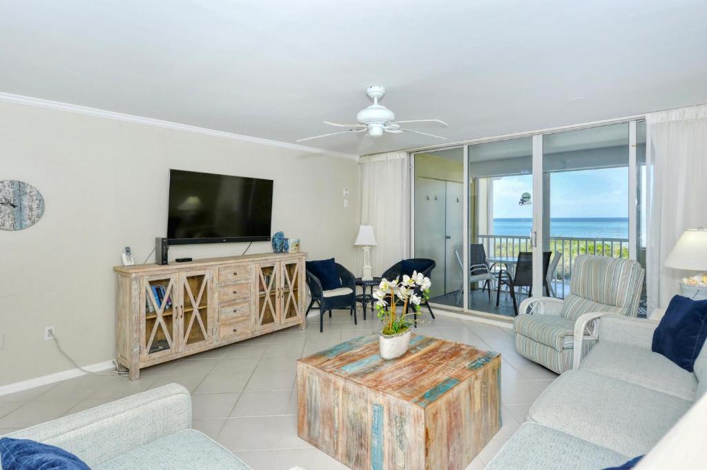 LaPlaya 205D Spectacular sunsets and sunbathing from your private Gulf front lanai or sundeck - image 3