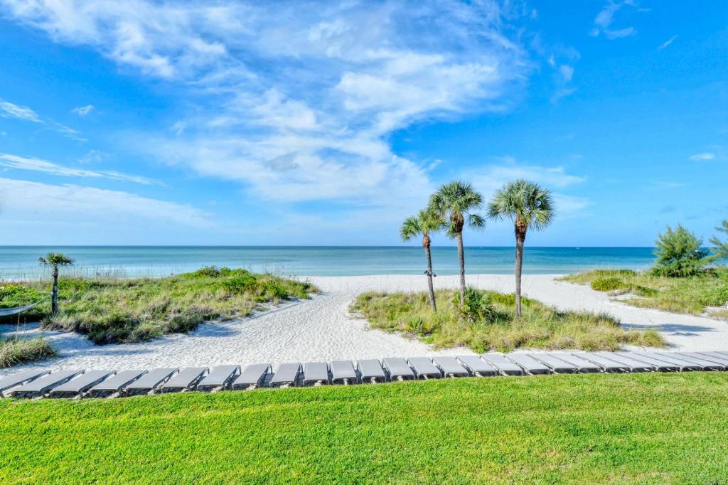 LaPlaya 205D Spectacular sunsets and sunbathing from your private Gulf front lanai or sundeck - image 7