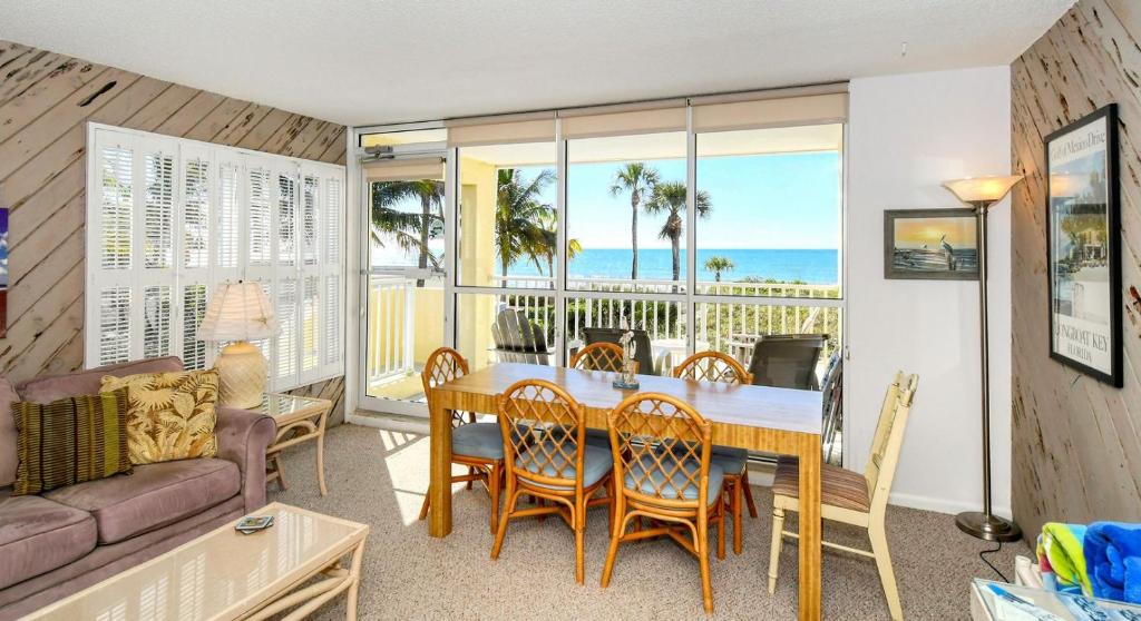 LaPlaya 206C Gorgeous vistas of the Gulf from this light and bright end unit with private access to the beach - image 4