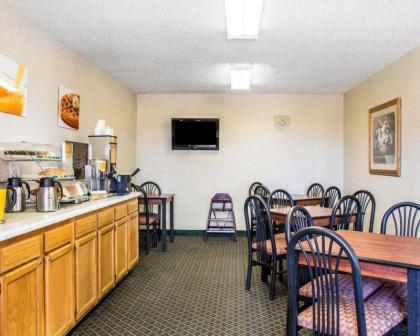 Econo Lodge - image 12