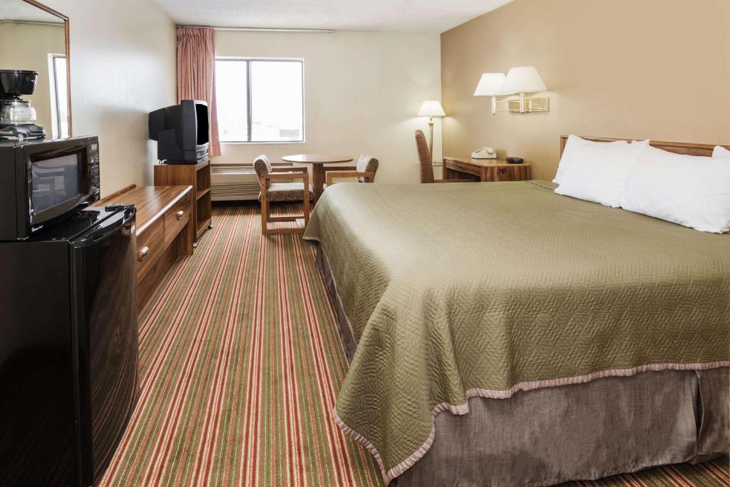 Travelodge by Wyndham Longmont - image 4