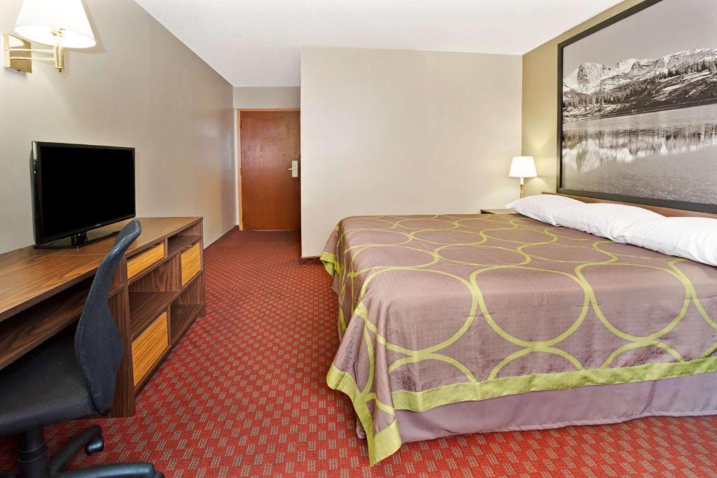 Super 8 by Wyndham Longmont/Del Camino - image 3