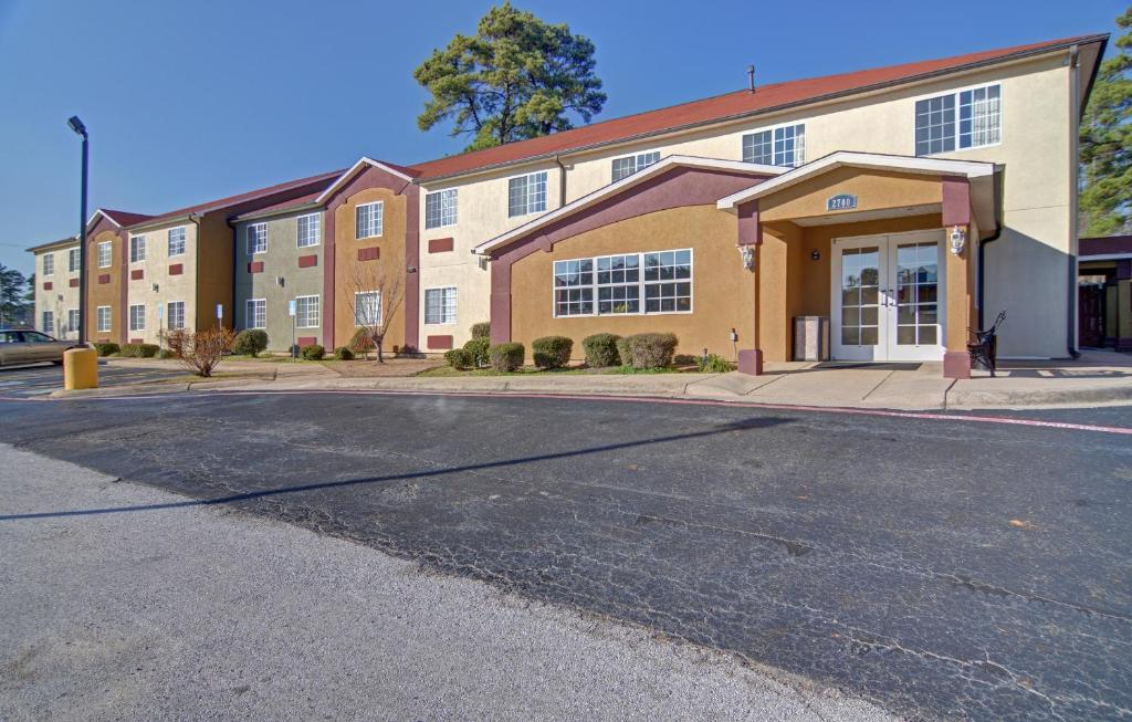 HomeTown Inn & Suites - main image