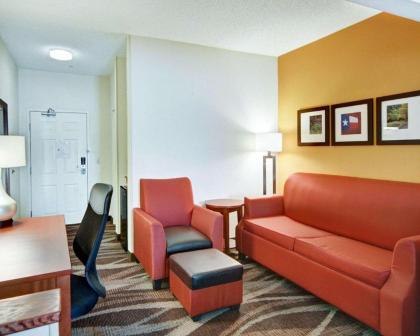 Comfort Suites Longview North - image 13