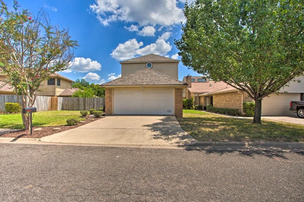 Longview Family Home with Furnished Deck and Grill - main image