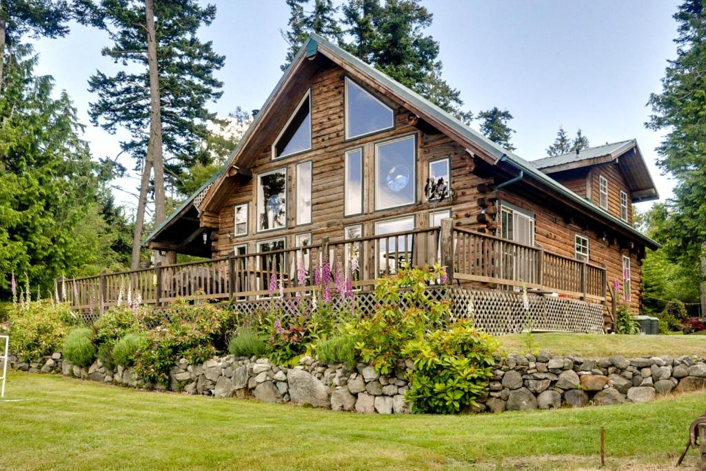 Log Home on Lopez-Spencer Spit - main image