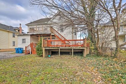 Top-Floor Lake Erie Apartment Walk to Lakefront! - image 3