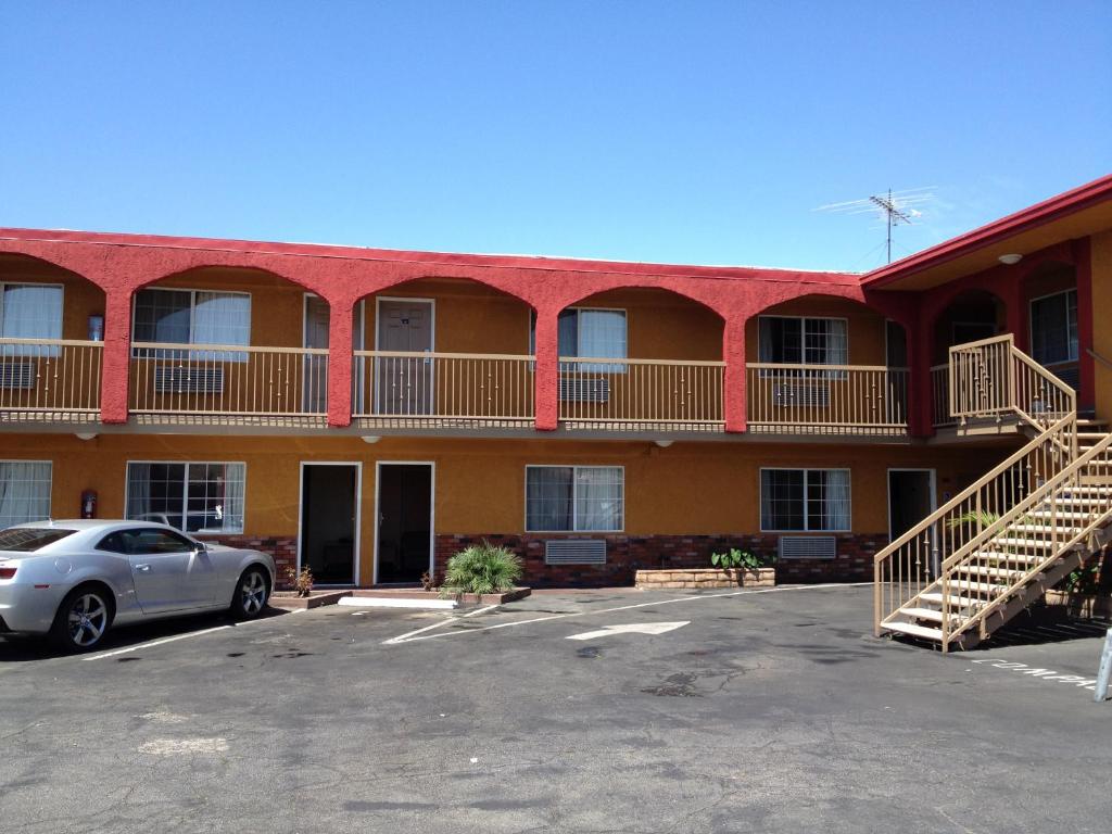 Hyde Park Motel - image 2