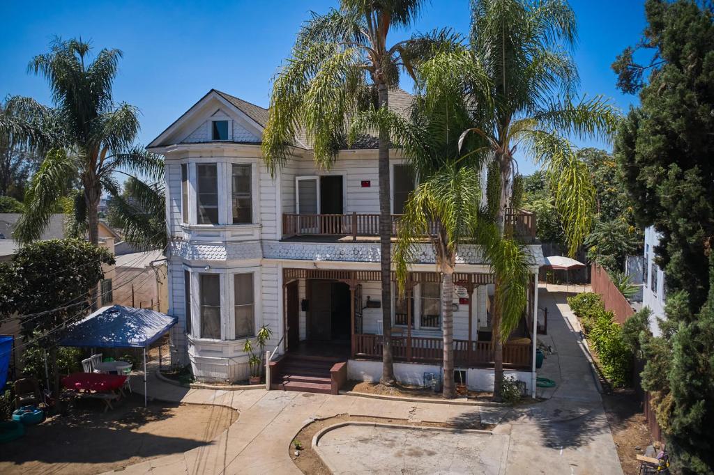 Mariachi Plaza Hotel - main image