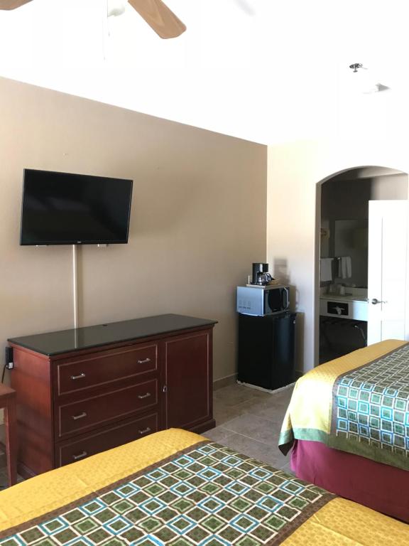 Los Fresnos Inn and Suites - image 3