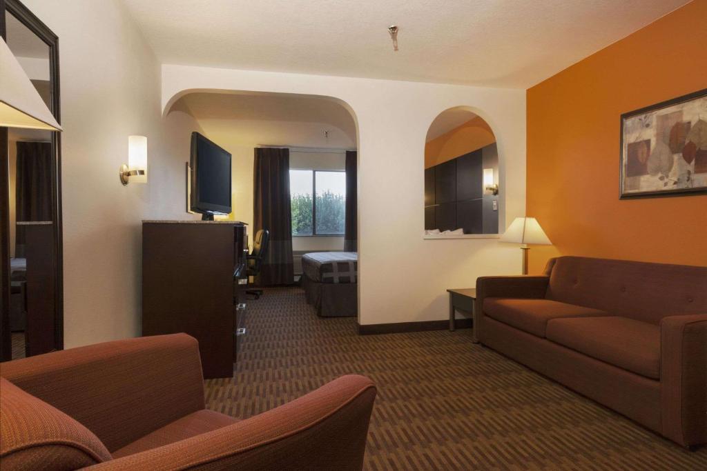 Days Inn by Wyndham Los Lunas - image 3