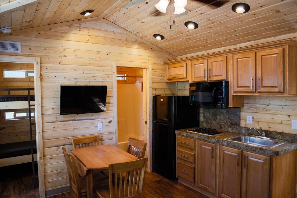 Ponderosa Camping Resort One-Bedroom Cabin 4 - image 2