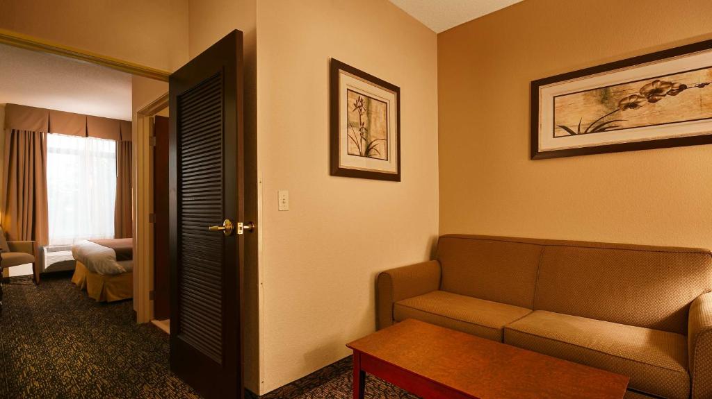 Best Western Plus Louisville Inn & Suites - image 5