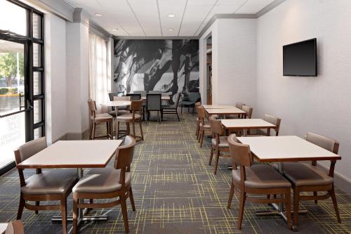 Hampton Inn Louisville Downtown - image 3