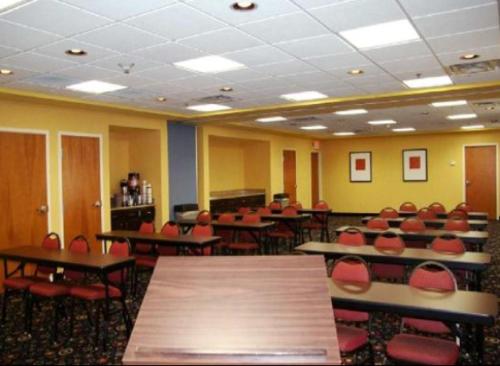 Hampton Inn & Suites Louisville East - image 4