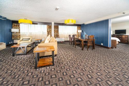 Holiday Inn Louisville East - Hurstbourne an IHG Hotel - image 3