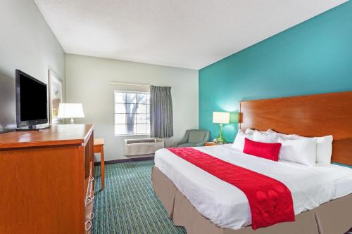 Ramada by Wyndham Louisville Expo Center - image 2