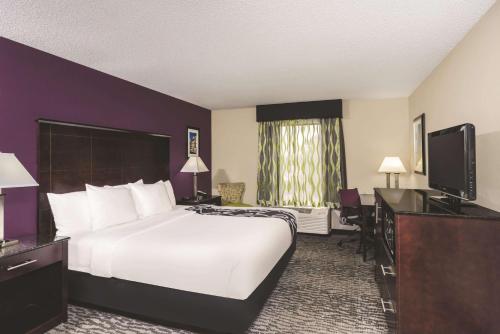 La Quinta by Wyndham Louisville - image 5