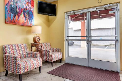 Econo Lodge Airport Louisville - image 5