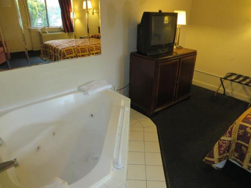 Budgetel Inn and Suites - Louisville - image 5