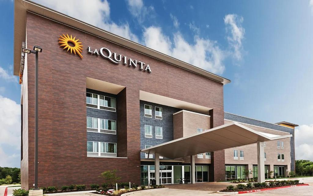 La Quinta Inn & Suites by Wyndham Louisville East - image 3