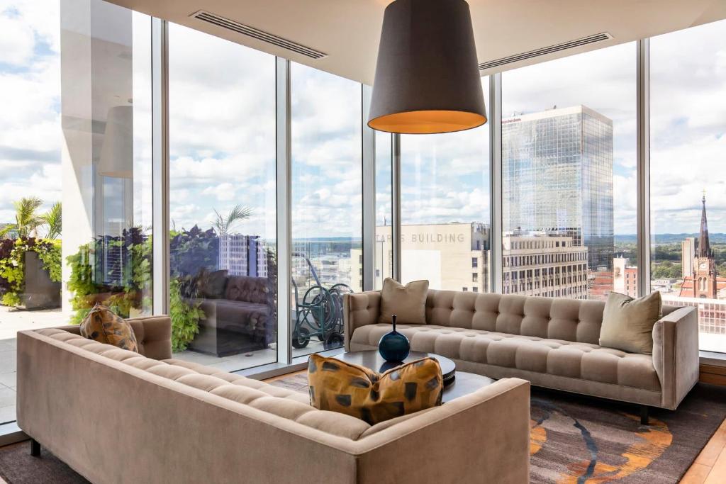 Luxurious High Rise 1BR with Louisville Flair by CozySuites - image 3