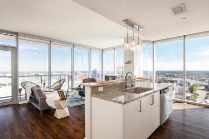 King Louis Luxurious 2BR Penthouse with balcony by CozySuites - image 8