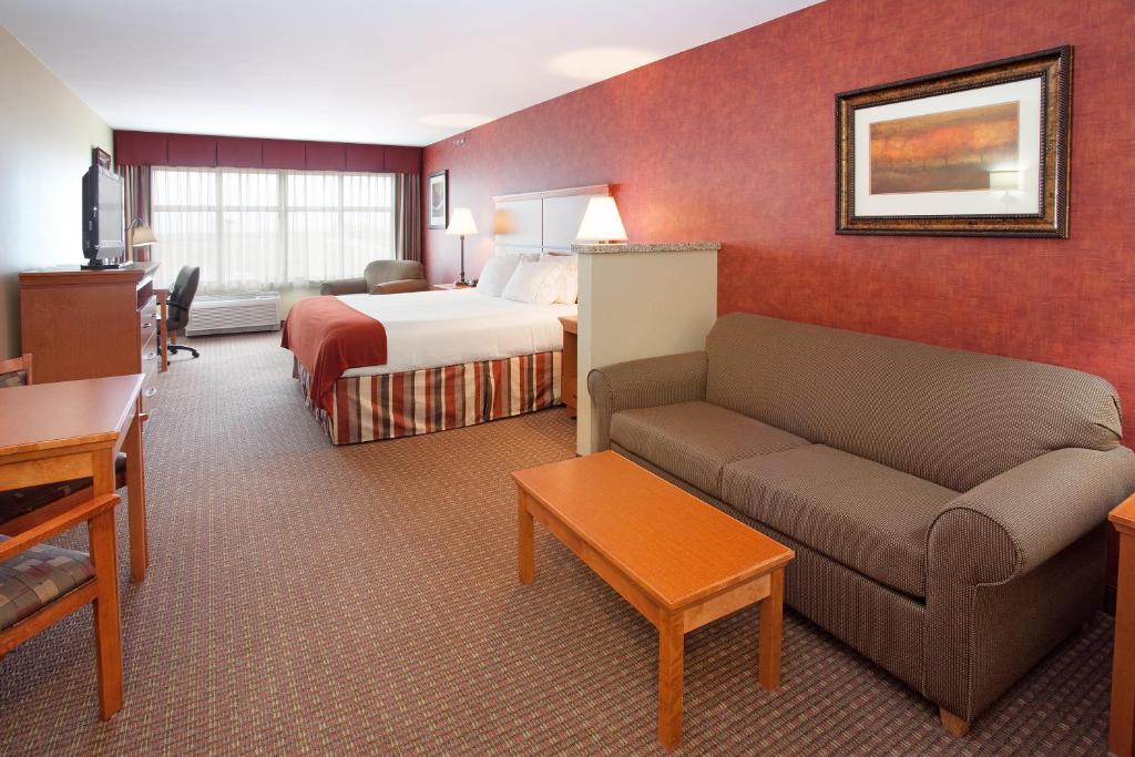 Holiday Inn Express Hotel & Suites Loveland an IHG Hotel - image 3