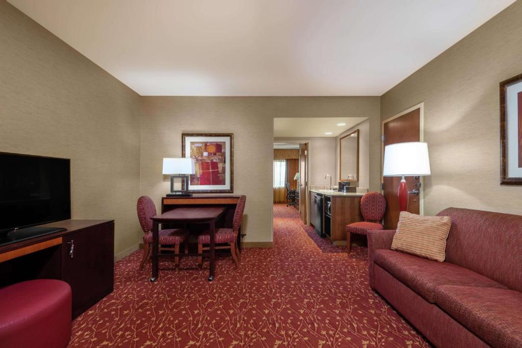 Embassy Suites Loveland Hotel Spa & Conference Center - image 3