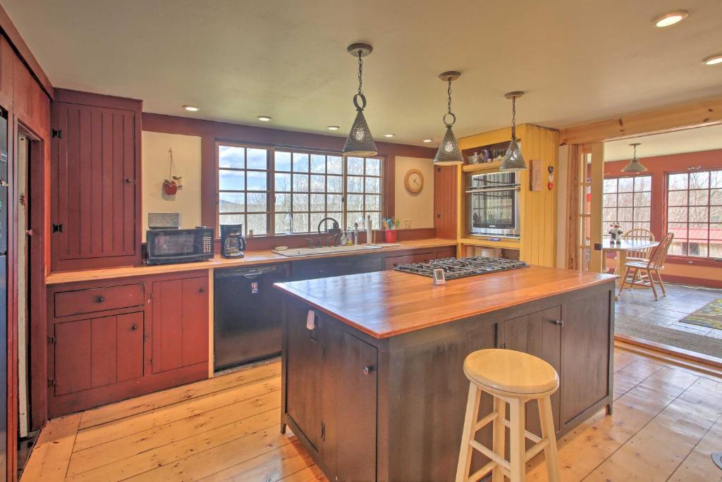 Charming Farmhouse on 17 Acres with Mtn Views! - image 6