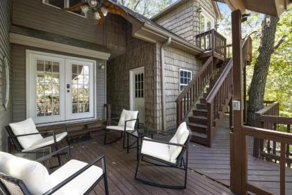 Lakewood Retreat - ON Beaver Lake - TONS Patio Living - image 5