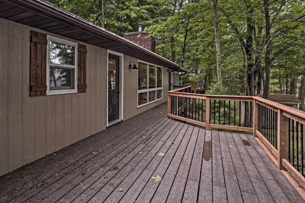 Spacious Luxury Cabin with Deck and Dock on Bone Lake - image 5