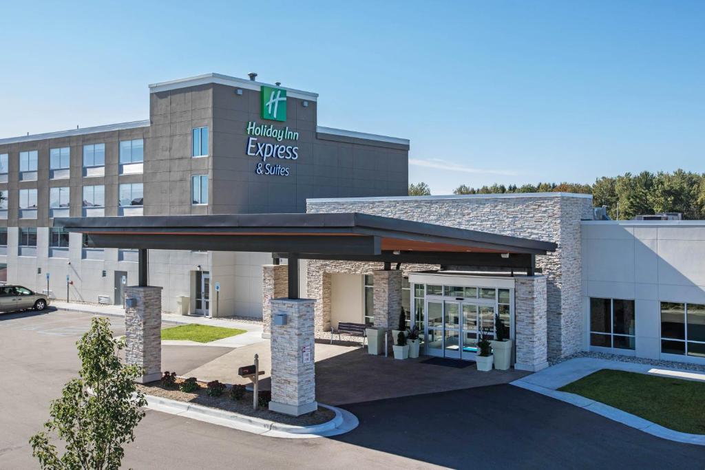 Holiday Inn Express & Suites Ludington an IHG Hotel - main image