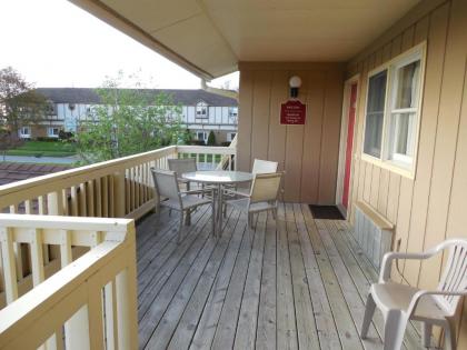 Ludington Pier House - image 11