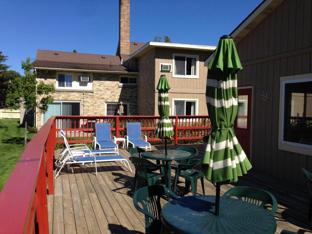 Ludington Pier House - image 7