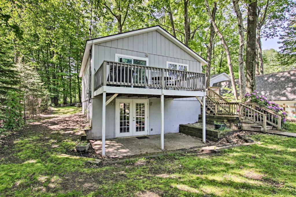 Ludington Cottage with Deck Yard and Fire Pit! - image 5