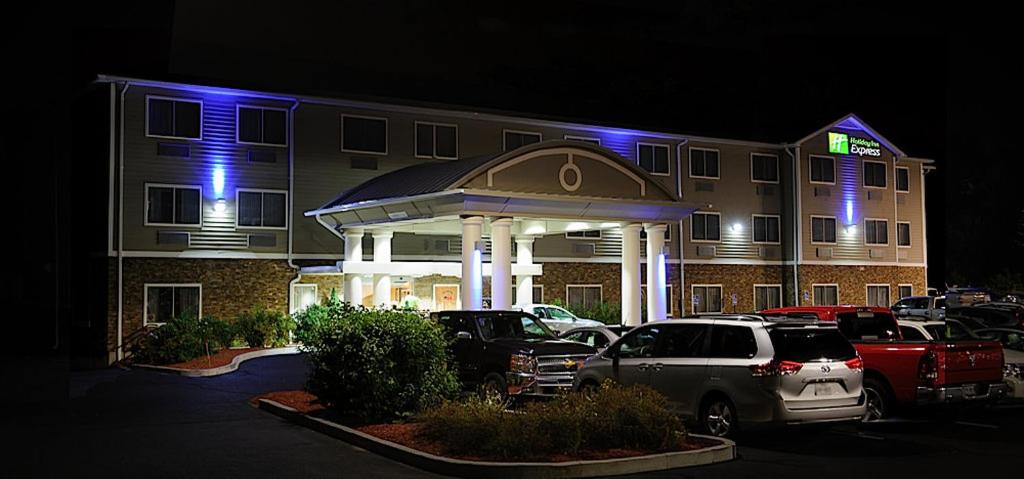 Holiday Inn Express - Ludlow - Chicopee Area an IHG Hotel - main image