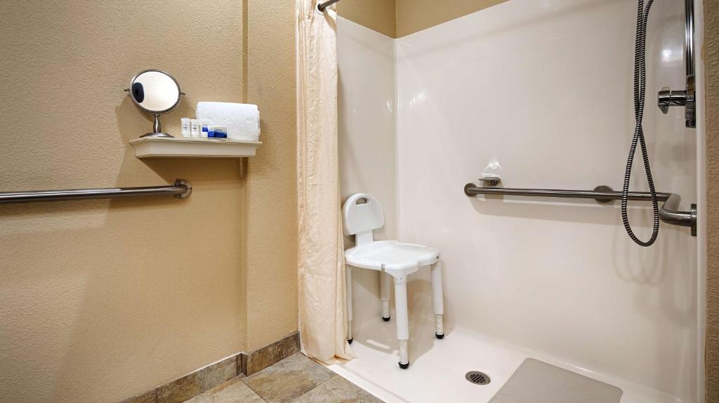 Best Western Plus Crown Colony Inn & Suites - image 2