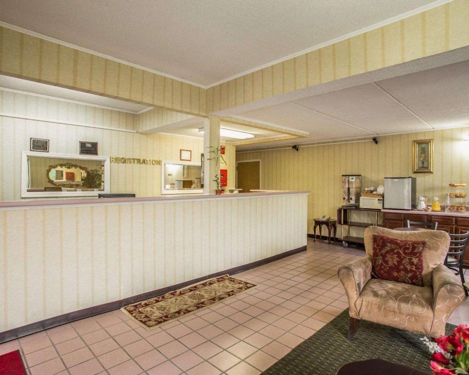 Econo Lodge Inn & Suites Lugoff - image 4