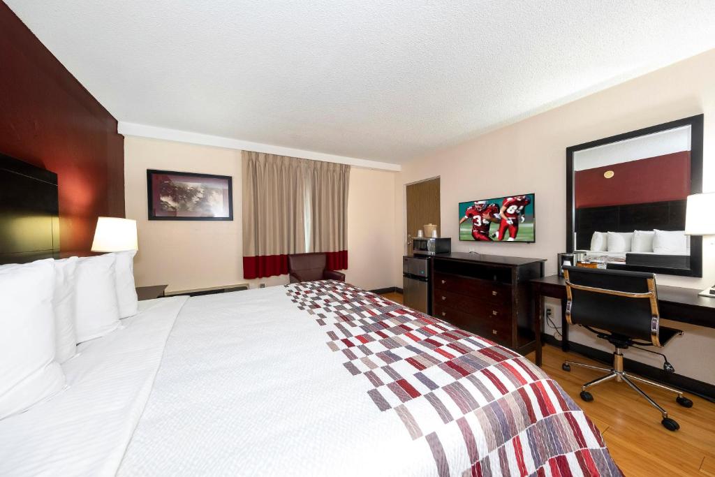 Red Roof Inn Lumberton - image 3