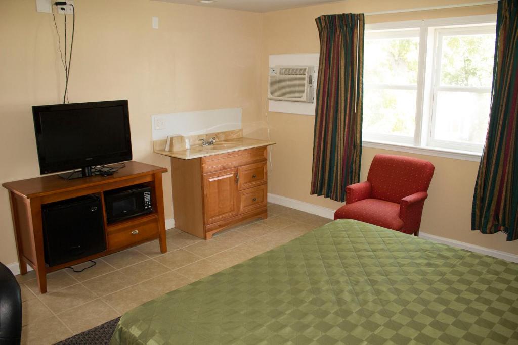 Budget Inn - image 7