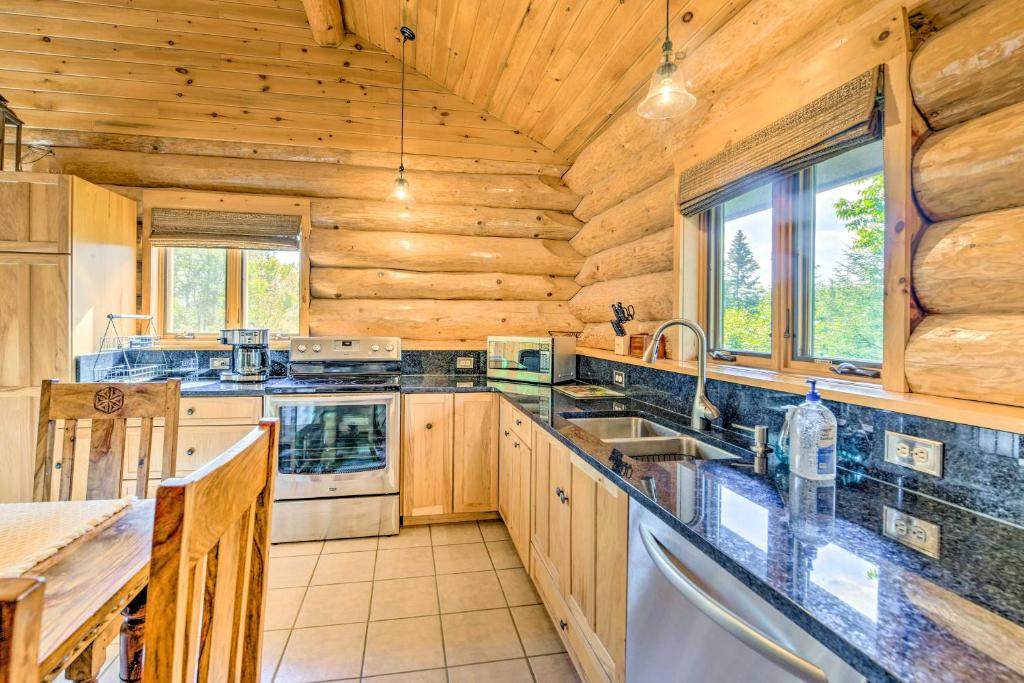 Lutsen Cabin with Fire Pit Patio and Deck! - image 6