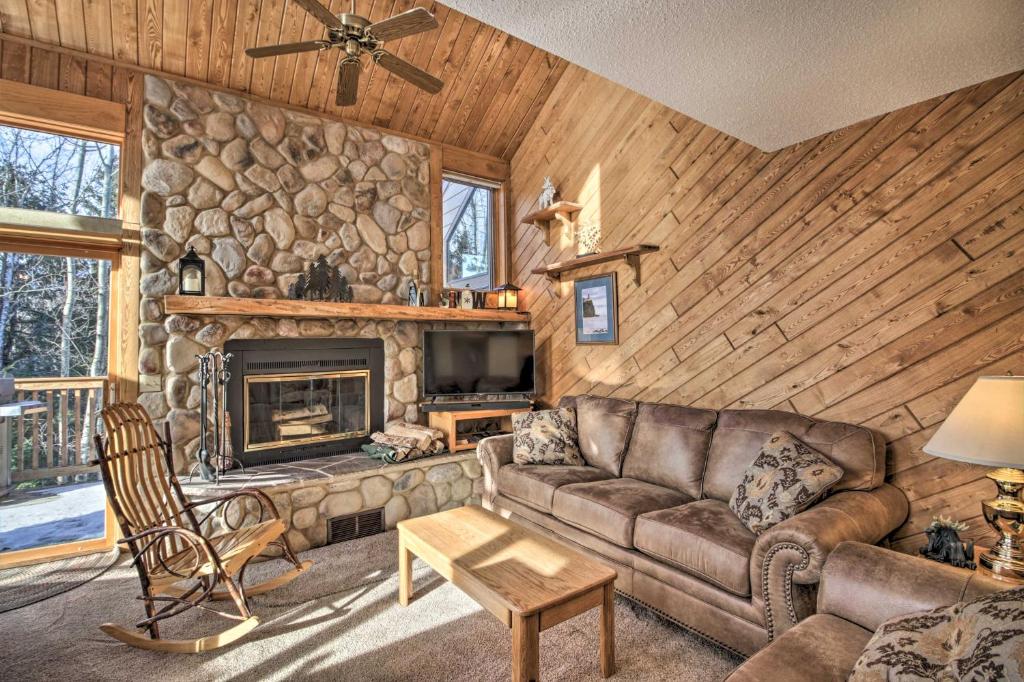 Lutsen Mtn Townhome - 2 Mi to Lake Superior! - main image